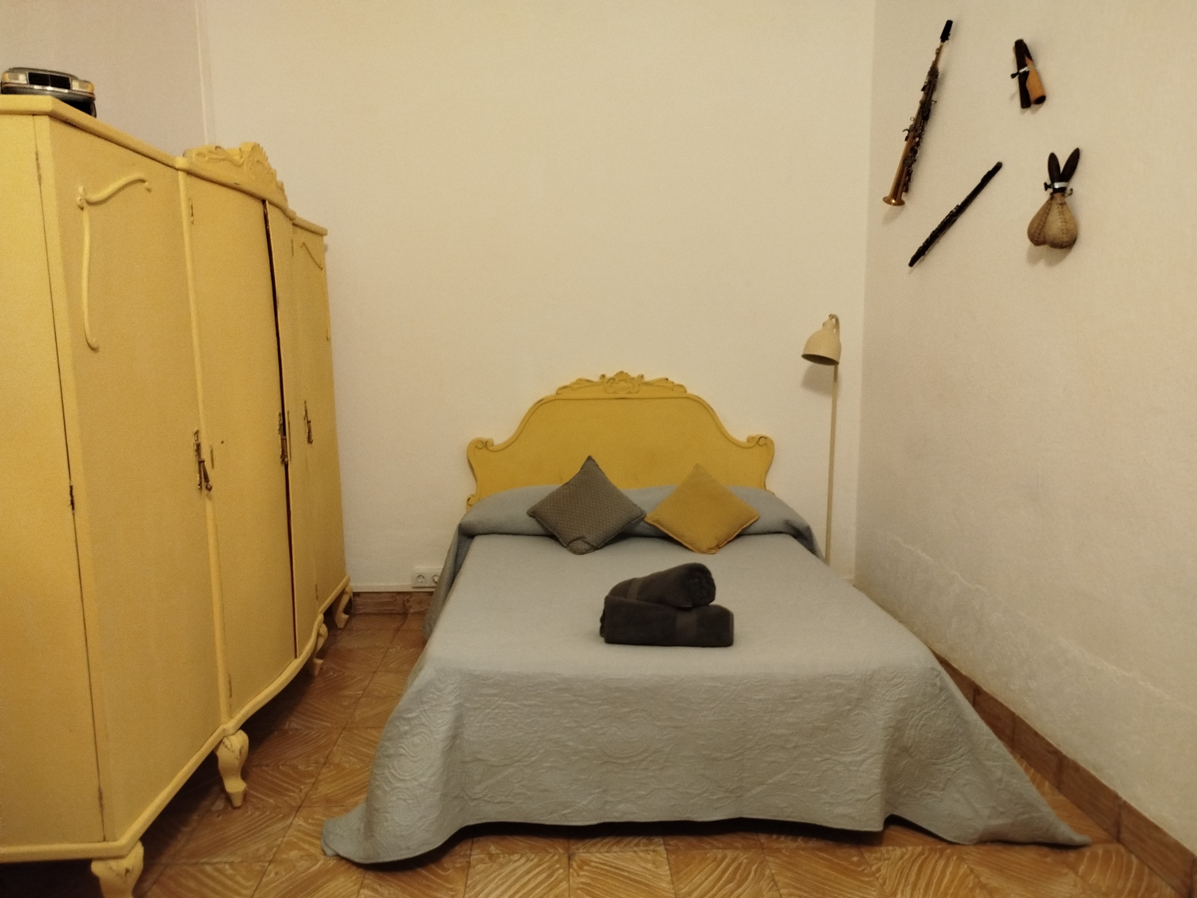 Habitación Doble Viento con mobiliario vintage amarillo