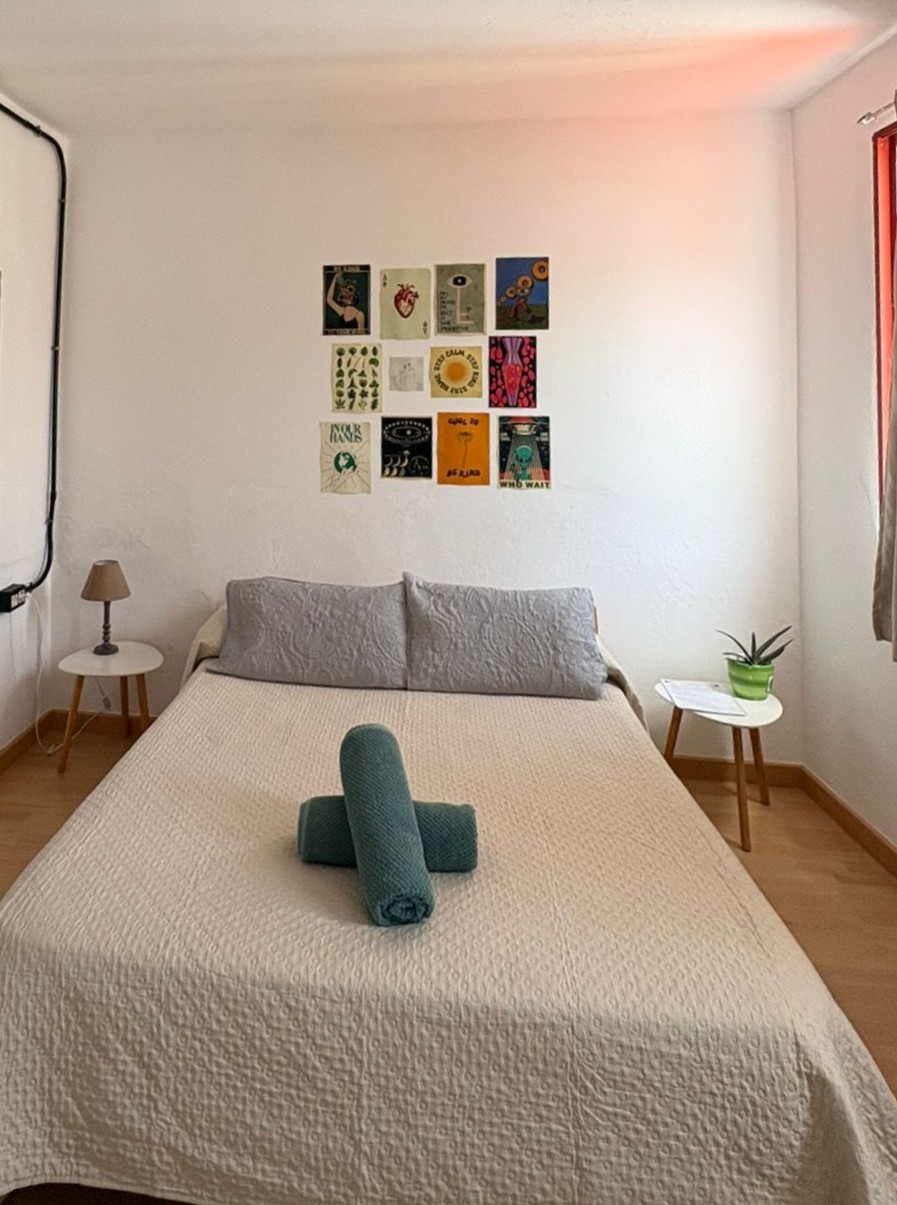Habitación Moderna Azotea con suelos de madera y mural artístico