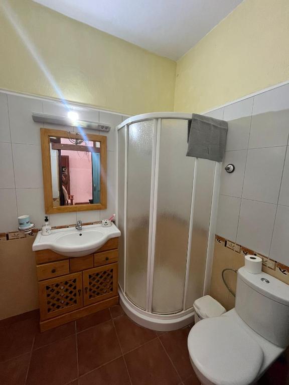 Baño interior con secador y mueble de madera