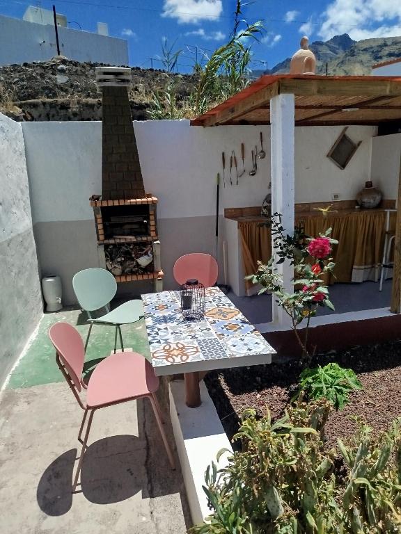 Zona de barbacoa y fumadores con mesa de mosaicos